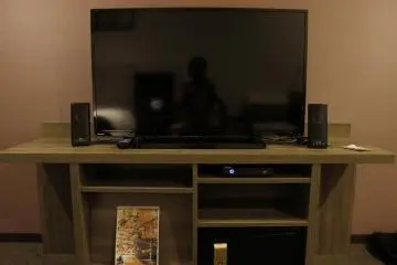 <p>TV untuk menonton film dan terdapat speaker</p>