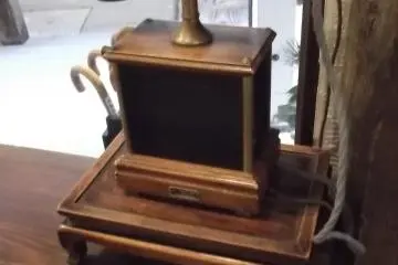 <p>Telephones used to look like this</p>