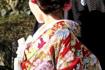 <p>The bride and groom posing shoulder to shoulder;&nbsp;Myohonji Temple, Kamakura</p>
