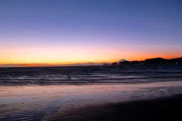 <p>Once you hit the beach again, start walking to the left...</p>