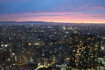 <p>The city beginning to explode into light</p>