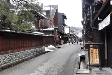 <p>ถนน บ้านเรือน และสิ่งก่อสร้างอื่นๆ ได้รับการเก็บรักษาไว้เป็นอย่างดี</p>