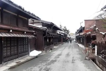 <p>ถนนอีกสายหนึ่งจะมีบ้านเรือนที่อยู่อาศัยเป็นส่วนใหญ่ ทำให้เงียบสงบกว่า ถนนสายอื่น</p>