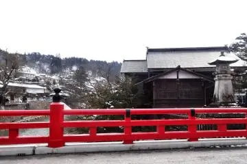 <p>สะพาน Nakabashi สะพานแดงของทะคะยะมะ</p>