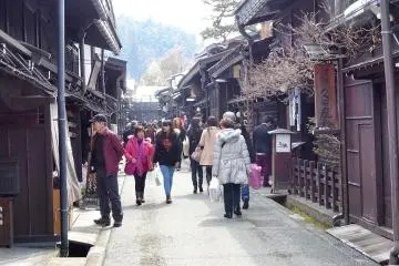 <p>ถนนสายนี้มีร้านค้ามากมาย ทำให้มีผู้คนคับคั่ง</p>