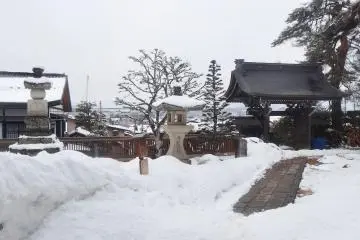<p>โคมไฟหินสวยๆ ท่ามกลางหิมะ</p>
