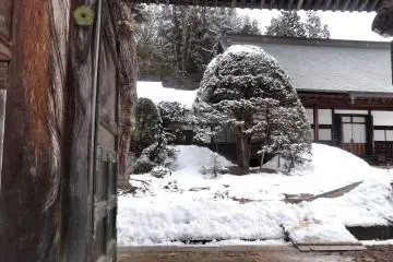 <p>มองจากประตูวัด</p>