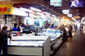 <p>Pasar ikan yang ramai di pagi hari</p>