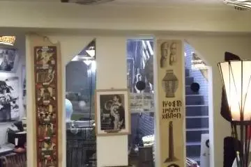 <p>Yes, that's a zebra hide on the ceiling above the entrance</p>