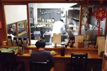 <p>O si lo prefieres, tambi&eacute;n hay lugares en la barra</p>
