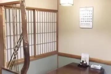 <p>El decorado interior es tradicional y sencillo</p>