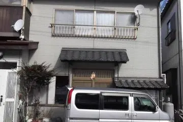 <p>As&iacute; se ve Miyataya con un veh&iacute;culo estacionado en la entrada</p>