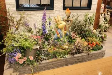 <p>Peter Rabbit dalam pose terkenalny</p>
