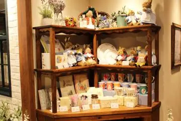 <p>Sejumlah memorabilia yang ditambahkan untuk memperkuat tema mengesankan kafe in</p>
