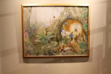 <p>alah satu lukisan bergaya Peter Rabbit yang digantung di seberang dinding</p>
