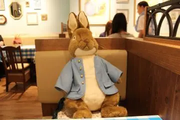 <p>Boneka Peter Rabbit ditempatkan di depanku ketika aku dudu</p>

