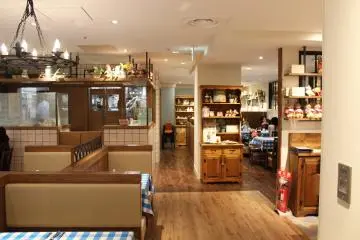 <p>Kamu dapat melihat upaya yang dikerahkan pengelola kafe untuk menciptakan kafe bertema otentik seperti in</p>
