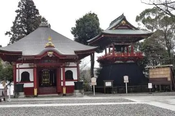 <p>อาคาร พระไตรปิฎก และหอระฆัง</p>