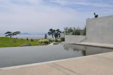 Outside deck of the Park House lounge. (Photo: Cliff Bernstein)