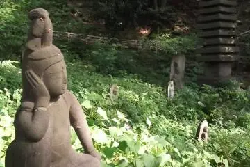 <p>Ada banyak patung-patung kecil putus-putus di sekeliling jalan dan lereng</p>