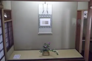 <p>Di dalam rumah minum utama</p>