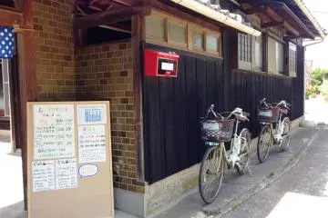 <p>There is plenty of parking space for your bicycle at the entrance of the cafe.</p>