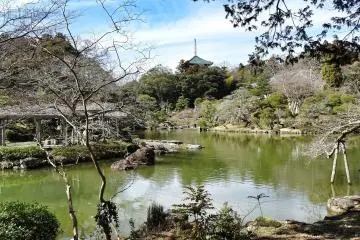 <p>สระน้ำในสวน มองเห็นยอดของ เจดีย์ไดโตะอุ (Daitou) หรือเจดีย์ใหญ่</p>