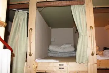 <p>Kamar bertipe asrama dengan kasur lipat nyaman dan tirai untuk menjaga privasi</p>