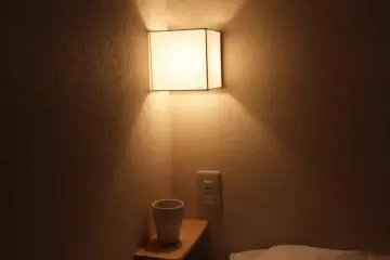 <p>Lampu dan soket listrik yang sangat bermanfaat dalam kamar tipe asrama</p>