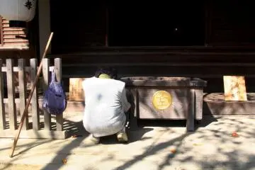 <p>A woman takes five minutes to say a prayer at Konpira-san.</p>