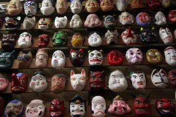 이 가면박물관은 여러 해로 거슬러 올라가는 가면들을 소장하고 있으며, 일본 민속 설화 인물들을 포함하고 있다
