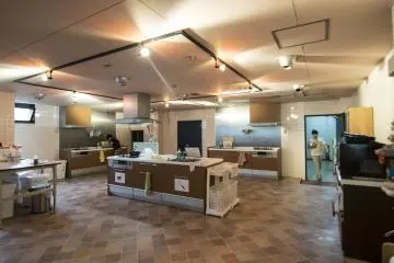 <p>厨房间可容纳3-4组人同时烹饪，每个人饭后自动清理，环境依然整洁如初。</p>
