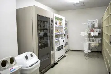 <p>肚子饿，有不想出门？这里有3台自动贩卖机，永远饿不了肚子。</p>
