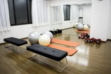<p>设备齐全的运动室。</p>