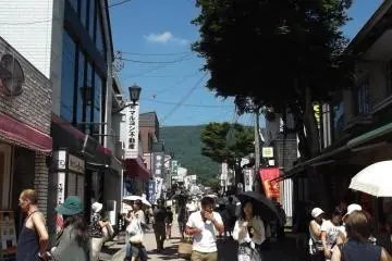 <p>La rue commer&ccedil;ante principale de Kyu-Karuizawa</p>