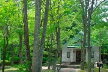 <p>L'h&ocirc;tel Kyu-Karuizawa avant les r&eacute;novations</p>
