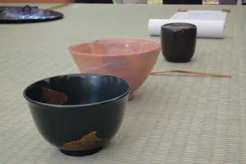 ถ้วยชา โถใส่ชาผงสและช้อนชงชาจะวางไว้ให้ผู้คนได้ชื่นชม