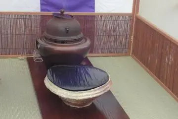 หม้อเหล็กสำหรับต้มน้ำและหม้อน้ำสำหรับพิธีชงชา