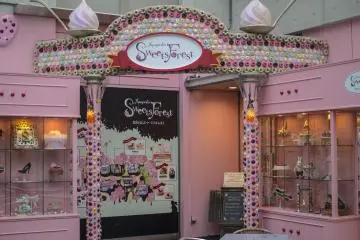 <p>Jiyugaoka Sweets Forest yang terkenal. Bagian depan toko ini terlihat lezat menurut saya.</p>