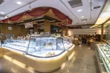 <p>Bagian dalam dari Mont-Blanc memperthankan pesona dari masa dahulu kala dan kafanya terletak di bagian belakang.</p>
