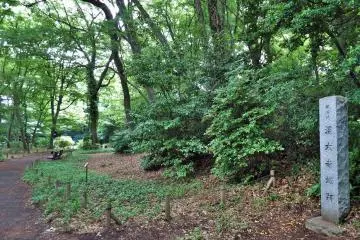 <p>Along this forest path is a marker for Jindaiji Castle, which was originally built here in 1537.</p>