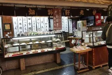 <p>ร้านขนมที่มีขนมญี่ปุ่นเต็มแน่น เลือกกันไม่ถูกเลยละ</p>