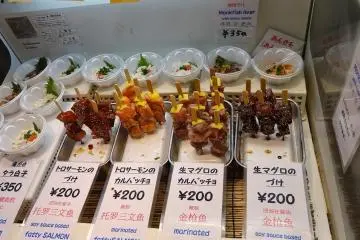 <p>อันนี้สุดยอดจริงๆ คนมุงเต็มร้าน ซูชิไม้ ไม้ละ 200 เยน</p>