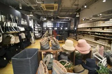 <p>The 2nd floor is the apparels/food section.</p>