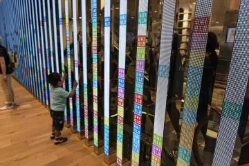 <p>Lt.1: Fleksibilitas displai LED membuat UNIQLO bisa menciptakan momen seperti ini... menarik minat pelanggan kecil ini.</p>