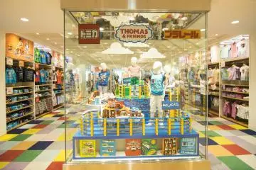 <p>Lt.7: Iya, ini masih di UNIQLO, yang telah bermitra dengan waralaba pembuat mainan anak lain untuk menghasilkan merek baru pakaian anak.</p>