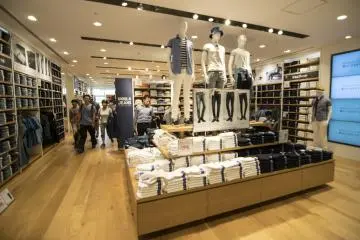 <p>Lt.9: Bagian denim UNIQLO (di seksi khusus pria) biasanya merupakan salah satu bagian paling populer yang menjual pakaian dari jeans berkualitas namun terjangkau.</p>
