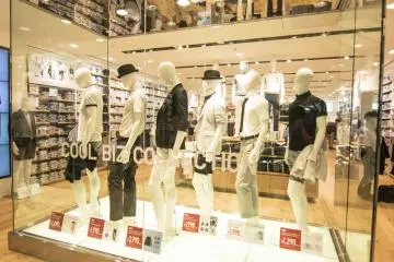 <p>Lt.8: Waw, butuh waktu lama ya sebelum kita akhirnya sampai ke bagian busana pria.</p>