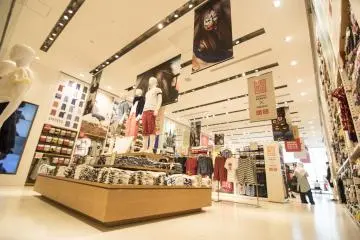 <p>Lt.12: Level ini juga merupakan yang terbesar dan tertinggi dari semua level yang ada, memungkinkan adanya pajangan yang sangat unik yang UNIQLO Ginza anggap sesuai.</p>