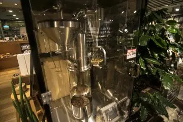<p>I found this interesting coffee brewing contraption in&nbsp;Caf&eacute; &amp; Meal MUJI (Canal City Fukuoka), which is always on and roasting coffee beans. You can get a fresh packet from the machine for only &yen;100.</p>